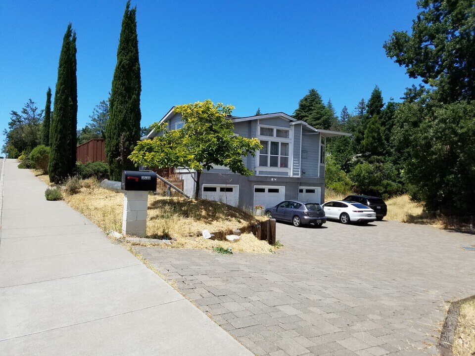 3530 Deer Hill Rd, Unit A in Lafayette, CA - Building Photo