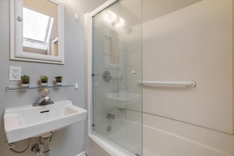 1555 Lincoln Ave in Capitola, CA - Foto de edificio - Building Photo