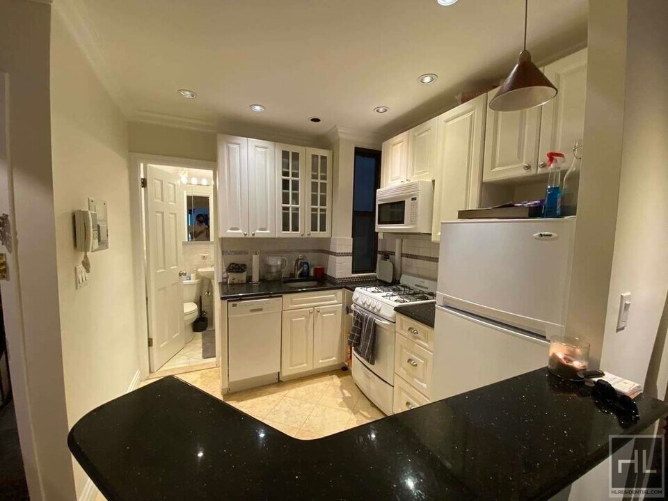 208 E 34th St-Unit -4C in New York, NY - Building Photo