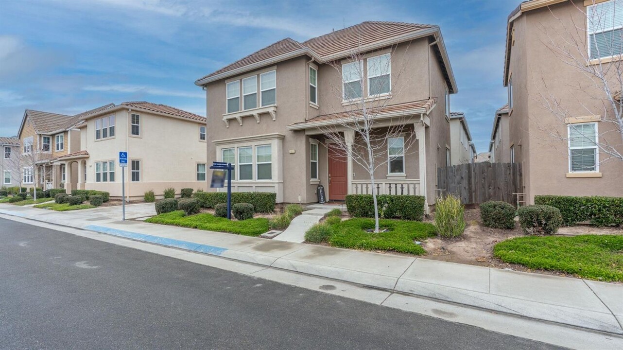 3917 Lookout Dr in Modesto, CA - Building Photo