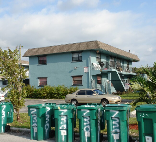 7311 NW 37th St in Hollywood, FL - Foto de edificio - Building Photo