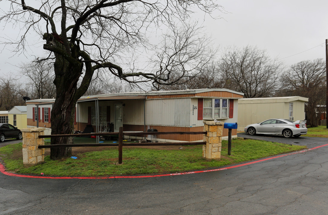 Meadow Creek Ranch in Irving, TX - Building Photo