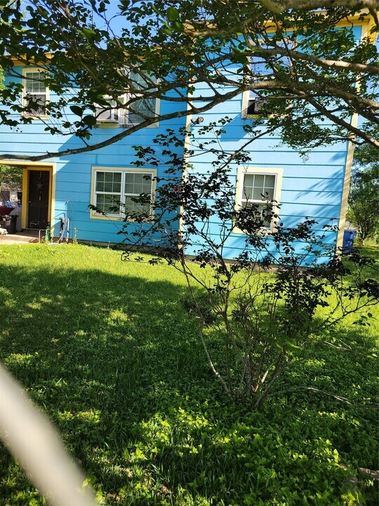 1202 4th Ave N in Texas City, TX - Building Photo