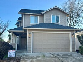 1002 Redwood St NW in Salem, OR - Building Photo