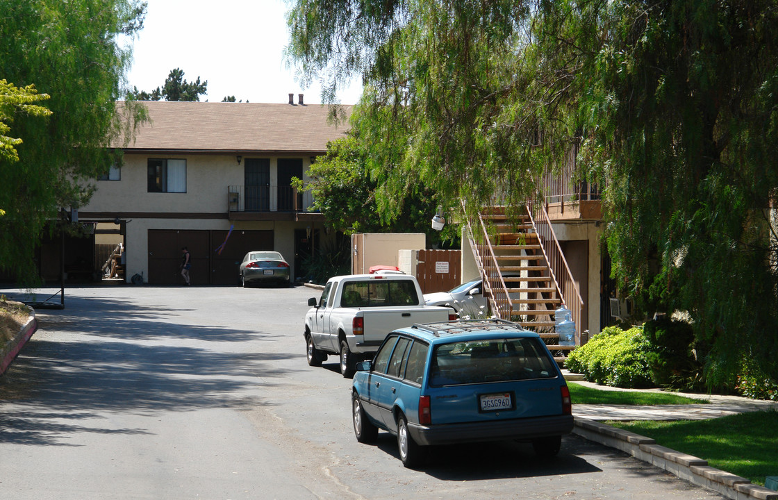 323-325 Amber Ln in Vista, CA - Building Photo