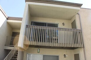 432 Edgehill Ln in Oceanside, CA - Building Photo