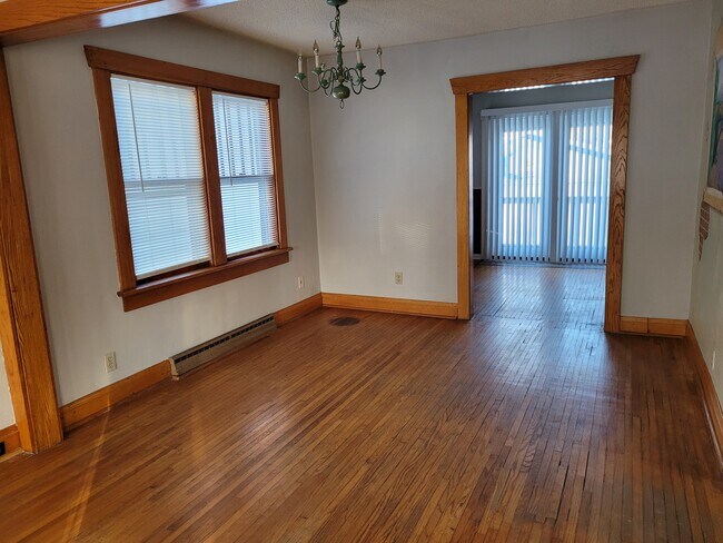 220 W 10th St S in Newton, IA - Building Photo - Building Photo