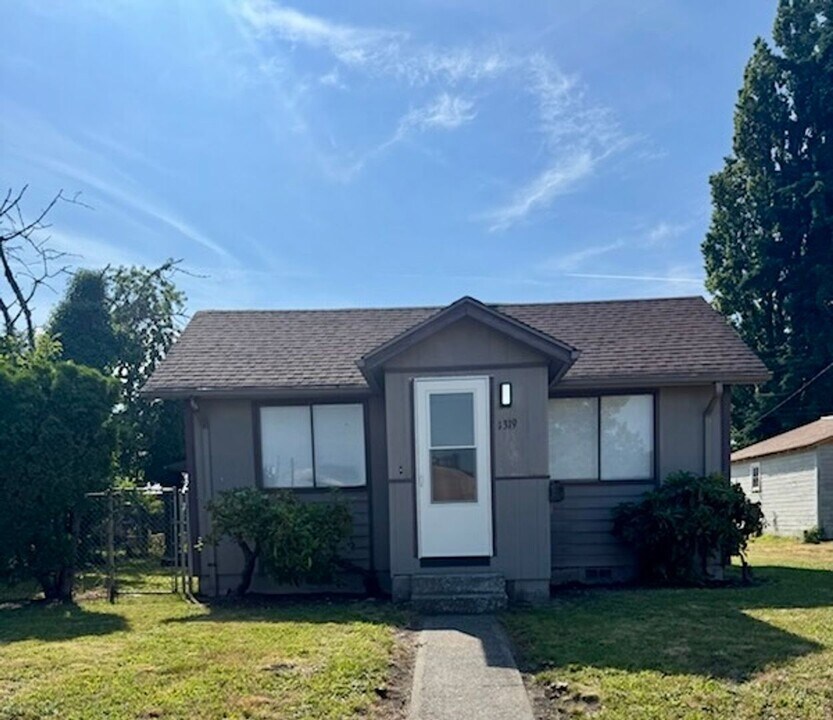 1319 Oxford Ave in Centralia, WA - Building Photo