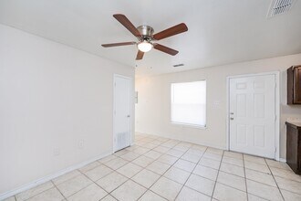 2220 Santa Cleotilde Ave, Unit 4 in Laredo, TX - Building Photo - Building Photo