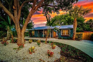 426 Eagles Nest Ln in Sarasota, FL - Building Photo