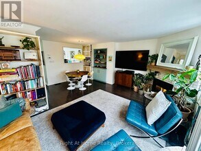 109 Brant St in Oakville, ON - Building Photo - Building Photo