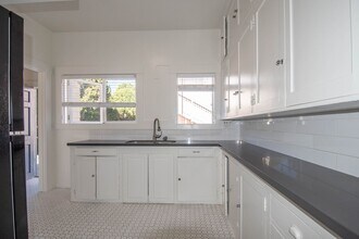 314 W Mission St, Unit 14E in Santa Barbara, CA - Foto de edificio - Building Photo