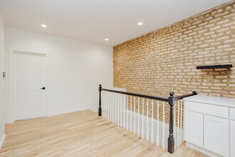 6677 N Oliphant Ave in Chicago, IL - Building Photo - Building Photo