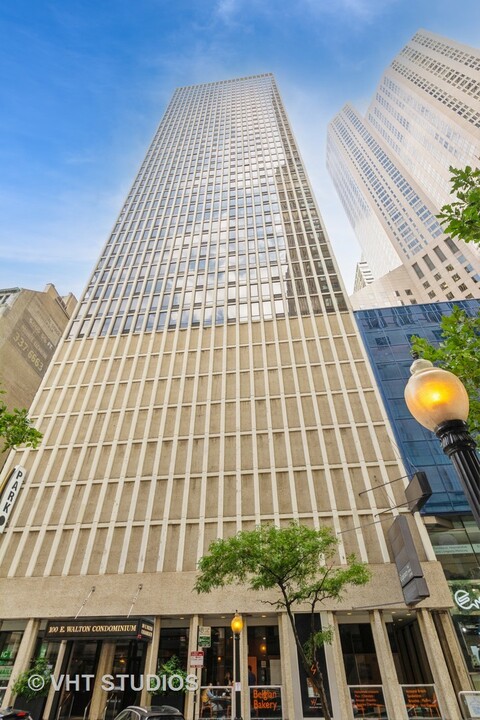 100 E Walton St in Chicago, IL - Building Photo