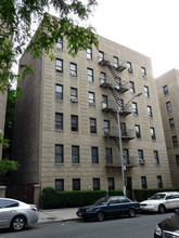 375 E 205th St in Bronx, NY - Foto de edificio - Building Photo