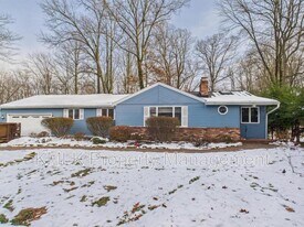 5743 Brookwood Dr in Akron, OH - Building Photo