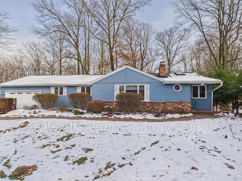 5743 Brookwood Dr in Akron, OH - Building Photo