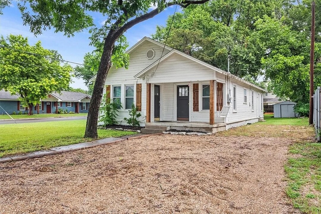 2004 S 11th St in Waco, TX - Building Photo