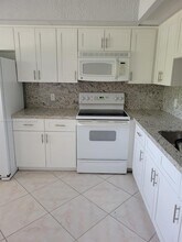 1300 SW 125th Ave in Pembroke Pines, FL - Foto de edificio - Building Photo