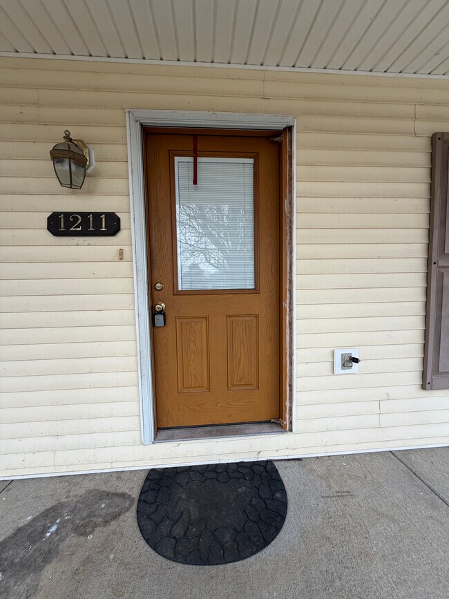 1211 Redbud St in Franklin, KY - Foto de edificio - Building Photo