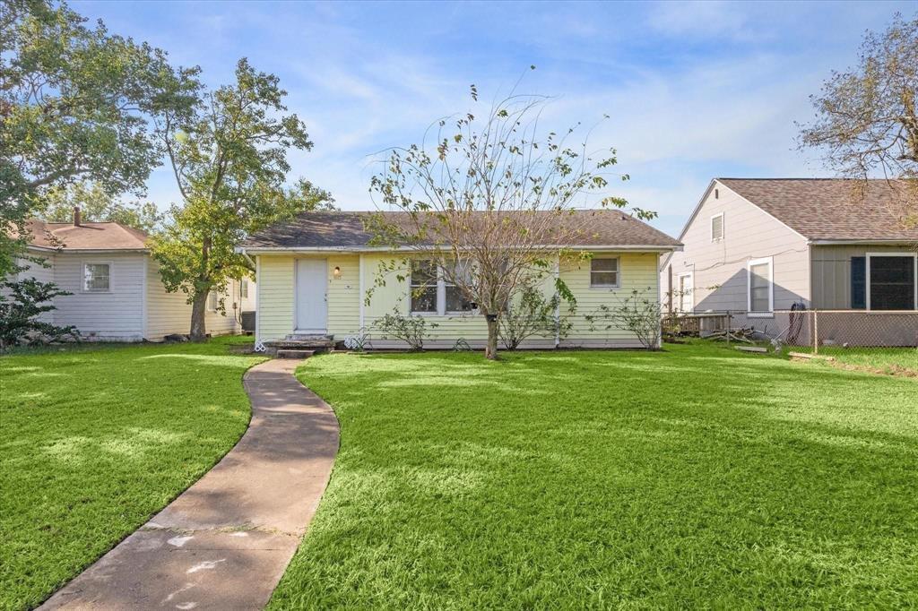 1615 W 6th St in Freeport, TX - Building Photo