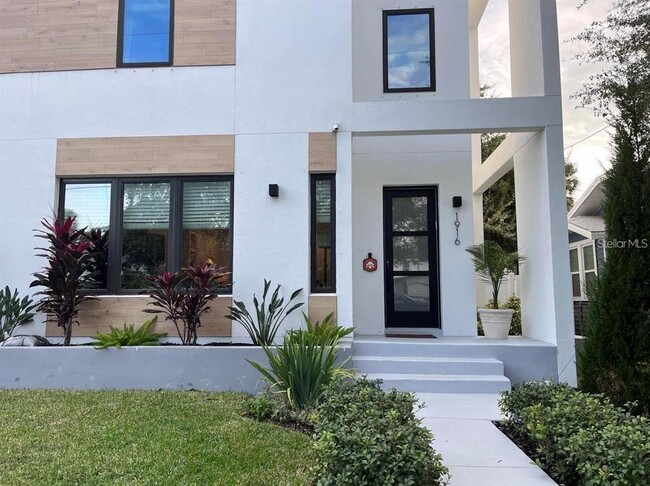property at 1916 W Fig St