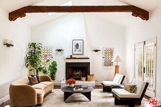 2251 N Cahuenga Blvd in Los Angeles, CA - Building Photo - Building Photo