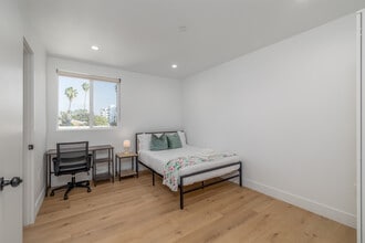 1223 W 37th Dr in Los Angeles, CA - Building Photo - Interior Photo