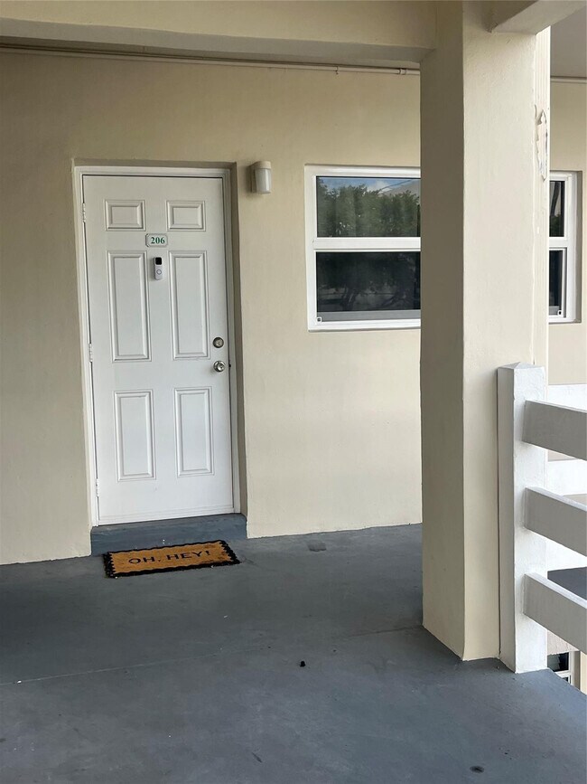 2100 Diana Dr in Hallandale Beach, FL - Building Photo - Building Photo