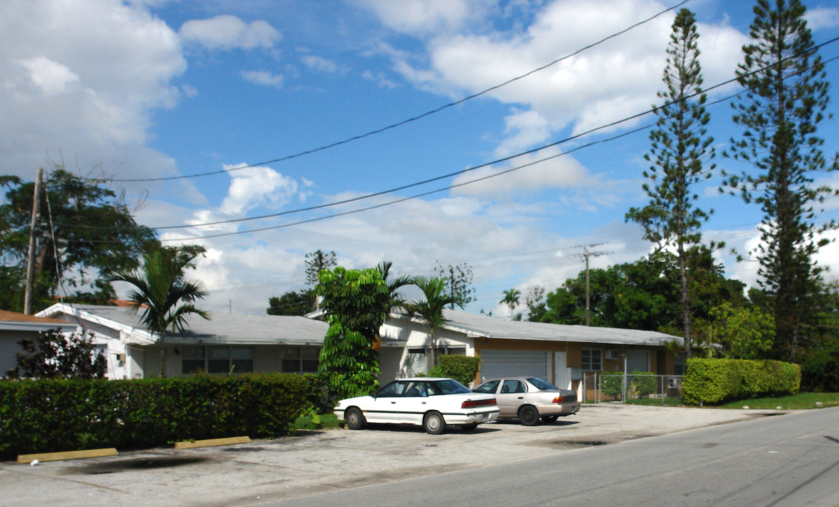 232 NE 3rd St in Hallandale, FL - Building Photo