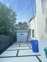 557 NW 44th St in Miami, FL - Foto de edificio - Building Photo