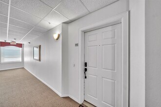 6633 W Sam Houston Pkwy S in Houston, TX - Building Photo - Building Photo