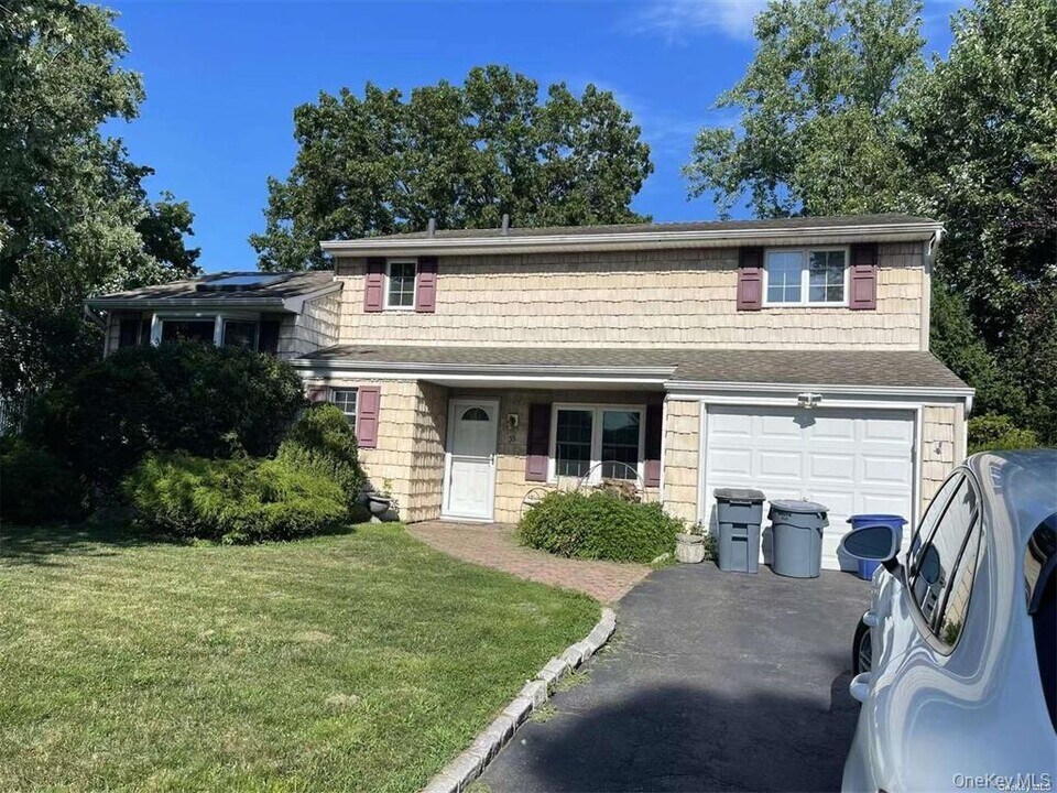 55 Holiday Park Dr in Centereach, NY - Building Photo