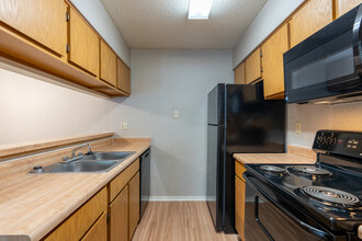 Edgewater Apartments in Memphis, TN - Building Photo - Interior Photo