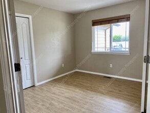 625 NE Redwood Ave in Redmond, OR - Building Photo - Building Photo