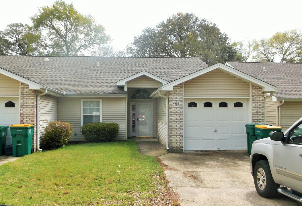 700 Viola Dr in Fort Walton Beach, FL - Building Photo
