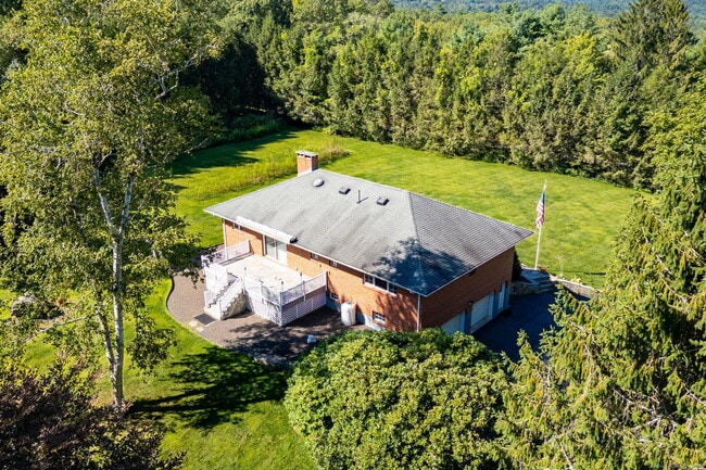 428 Maple St in Litchfield, CT - Building Photo - Building Photo