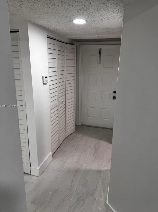 9927 Twin Lakes Dr in Coral Springs, FL - Building Photo - Building Photo