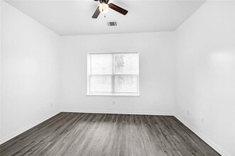 6122 W Mt Houston Rd in Houston, TX - Building Photo - Building Photo