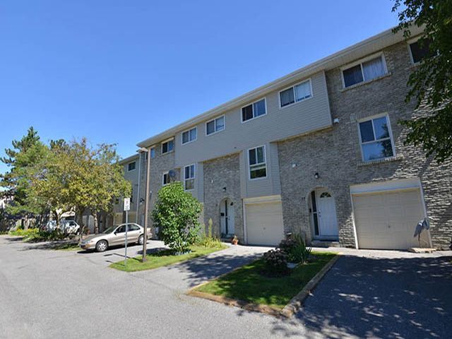 Creekside Townhomes in Oshawa, ON - Building Photo