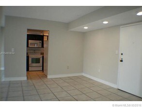 911 E Ponce De Leon Blvd-Unit -803 in Coral Gables, FL - Foto de edificio - Building Photo