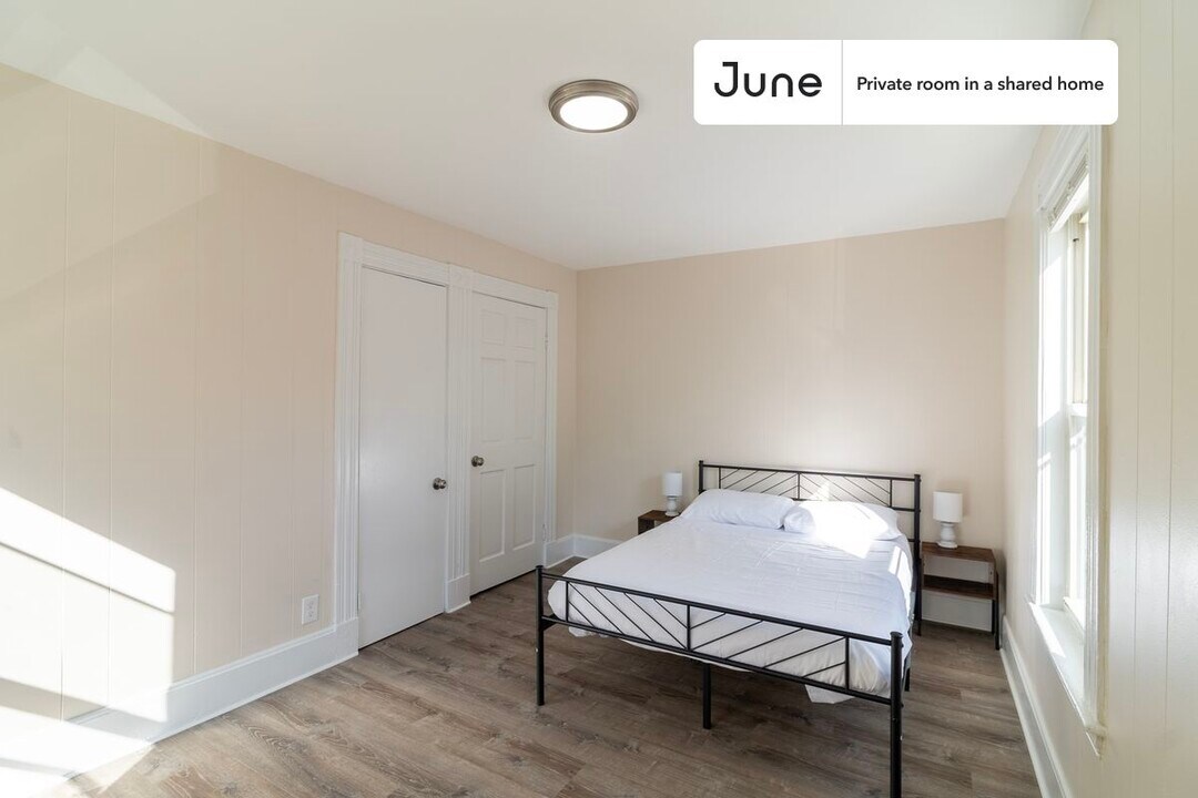 Private bedroom in 7 bed/2 bath Home in Boston, MA - Building Photo