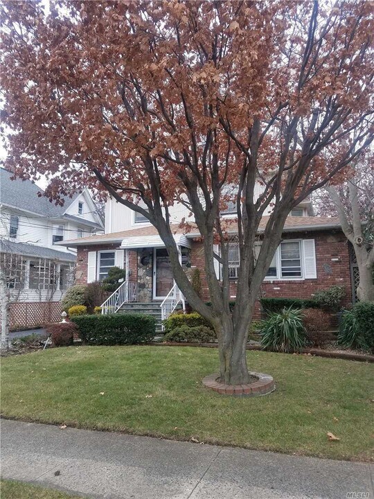 100 Earle Ave in Lynbrook, NY - Building Photo