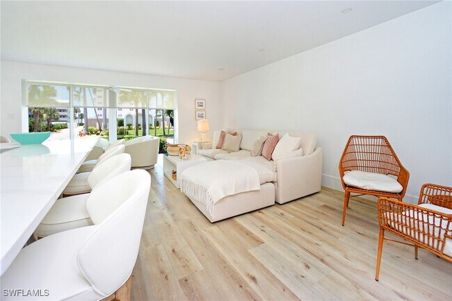 property at 1910 Gulf Shore Blvd N