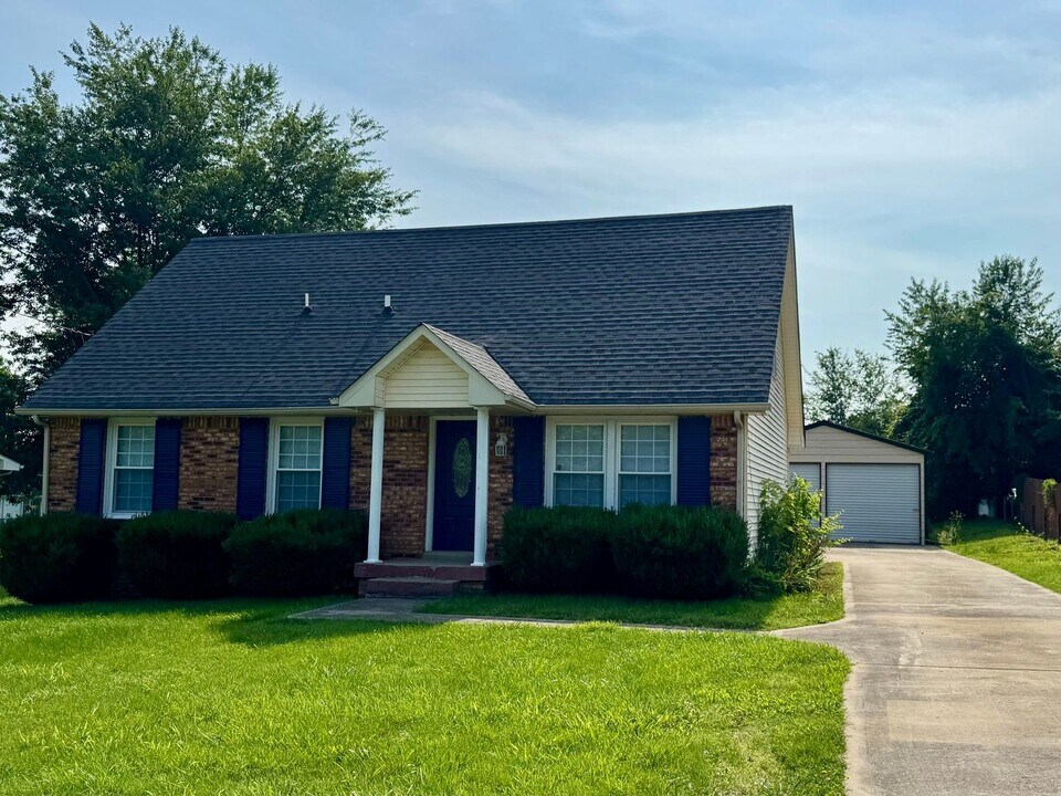 389 Elaine Dr in Clarksville, TN - Building Photo