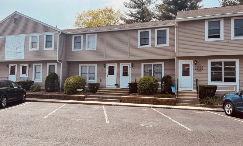 1430 Russell Rd in Westfield, MA - Foto de edificio