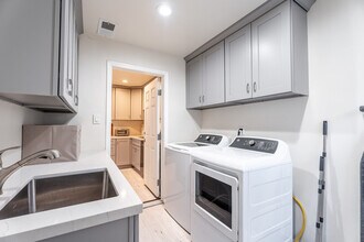 2292 Addison Ave in East Palo Alto, CA - Foto de edificio - Building Photo