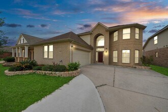 930 Allisa St in Stafford, TX - Foto de edificio - Building Photo