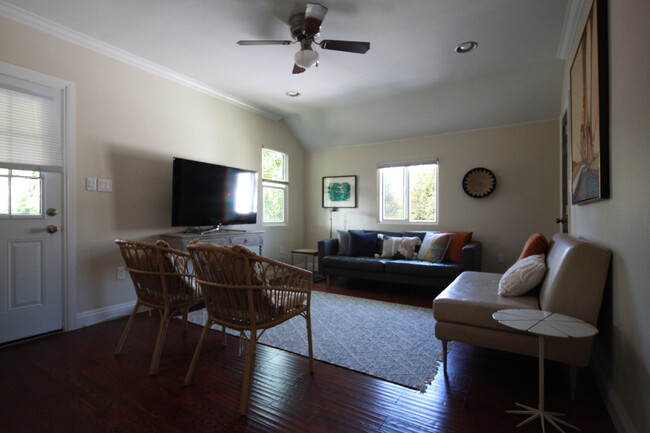 153 E Villa St, Unit Top Floor in Pasadena, CA - Building Photo - Building Photo