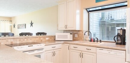 230 Oak St, Unit 13 Good Vibes on River in South Haven, MI - Building Photo - Building Photo